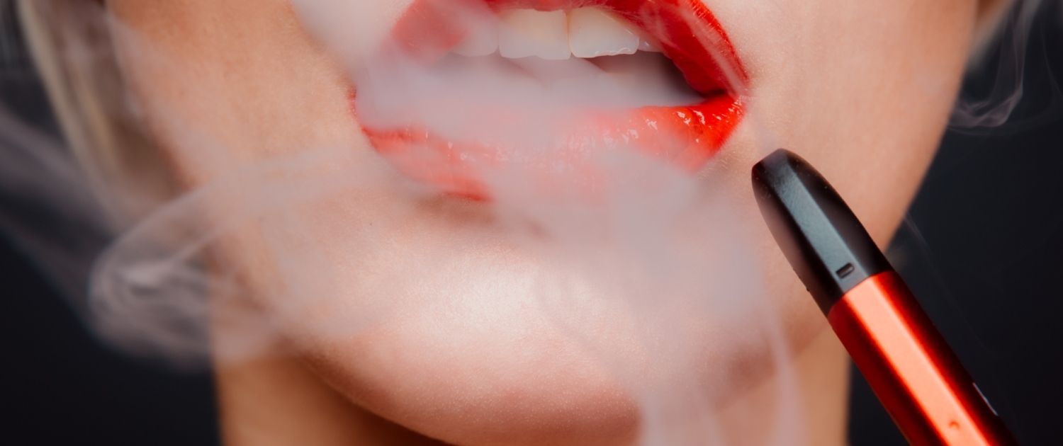 Frau mit Vape